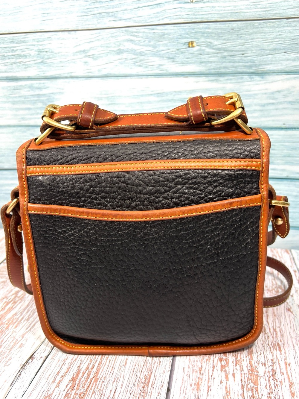 🦆 DOONEY & BOURKE BLACK AND TAN PEBBLE LEATHER SMALL CARRIER TURNLOCK CROSSBODY - Picture 2 of 14